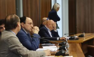 Nargi in consiglio comunale dietro i banchi di minoranza