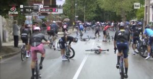 giro d'italia caduta a baiano