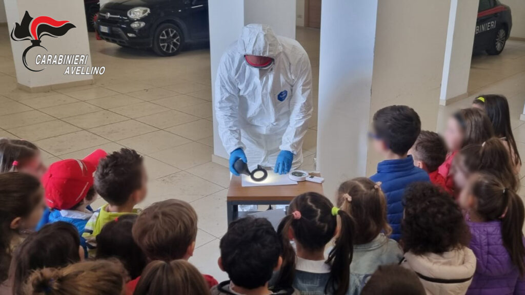 Studenti nella caserma dei carabinieri di Ariano Irpino