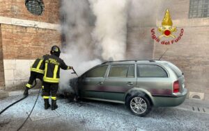Auto a fuoco nel carcere borbonico di Avellino, vigili del fuoco