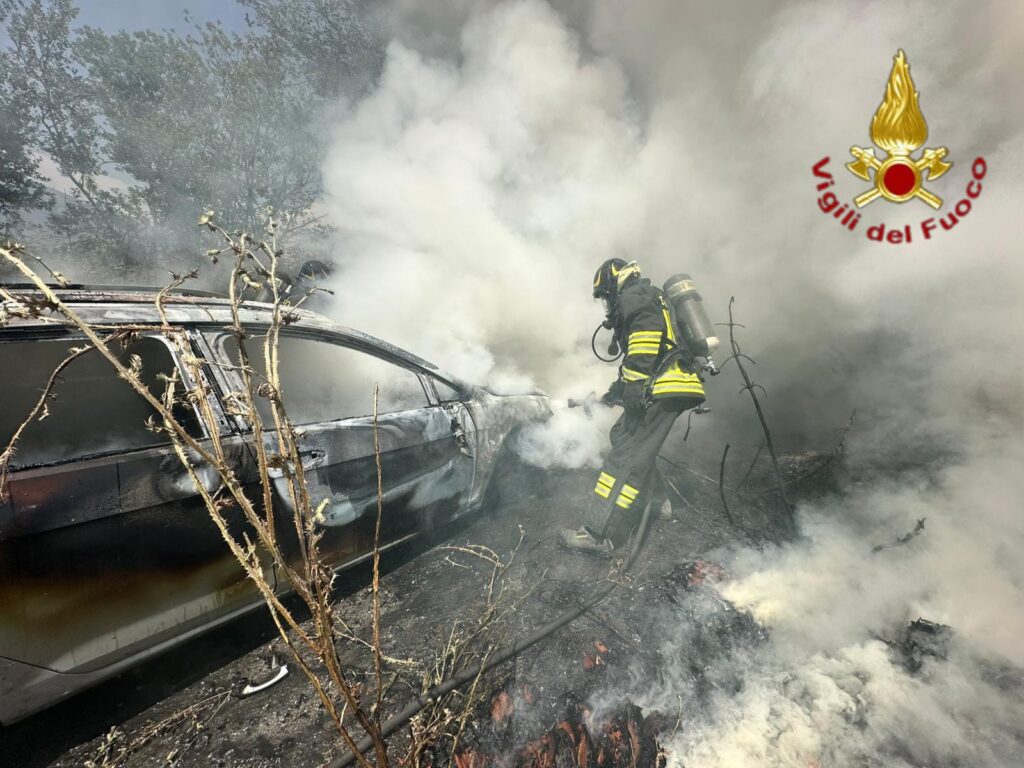 Auto in fiamme monteforte vigili del fuoco