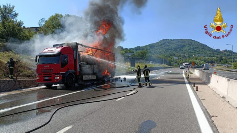 Autocarro in fiamme lungo l'A16
