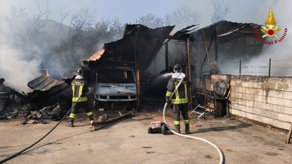 Forino incendio vigili del fuoco