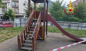 Montella, giostra transennata, vigili del fuoco