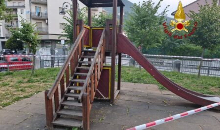 Montella, giostra transennata, vigili del fuoco