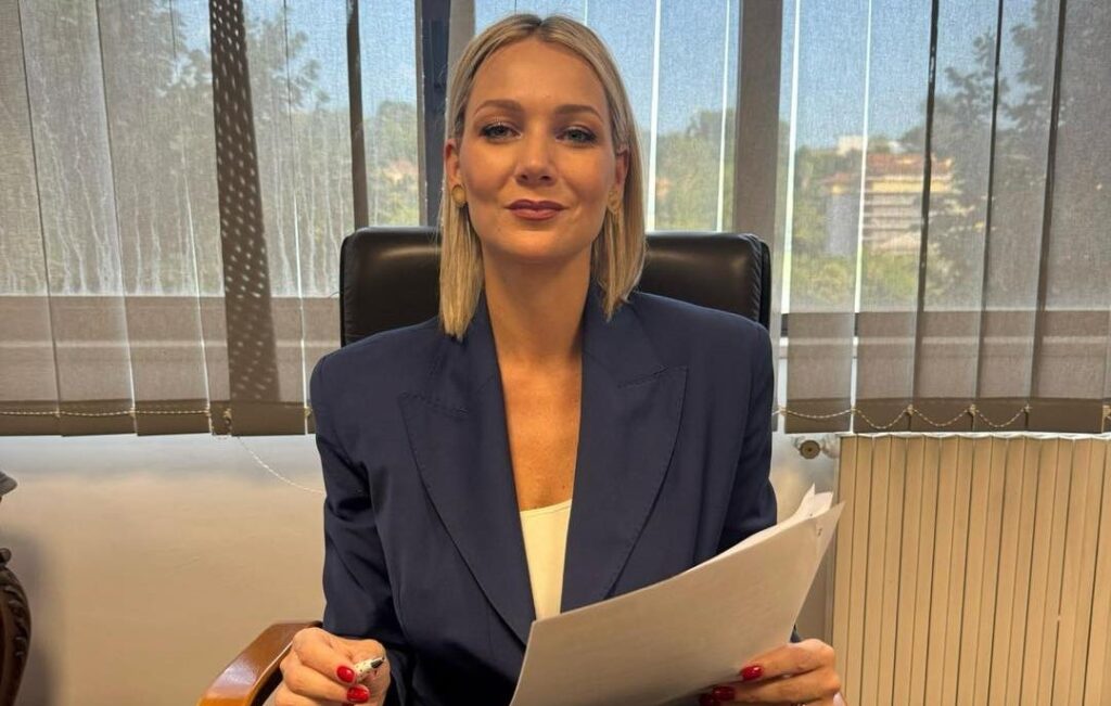Laura Nargi al tavolo da sindaco di Avellino