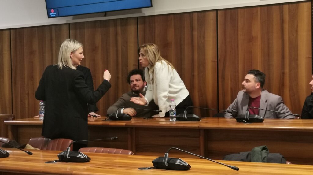 Nargi Siamo Avellino banchi consiglio comunale
