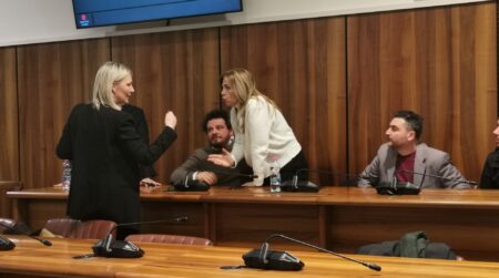 Nargi Siamo Avellino banchi consiglio comunale