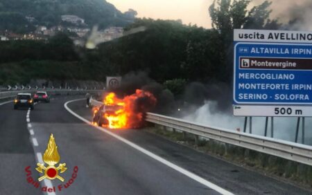 incendio auto autostrada a16 uscita avellino ovest