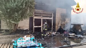 Incendio Monteforte deposito detersivi