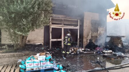 Incendio Monteforte deposito detersivi