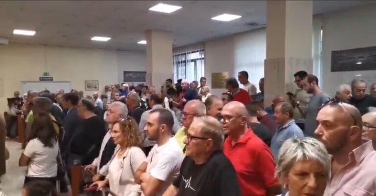 Folla al consiglio comunale di Avellino