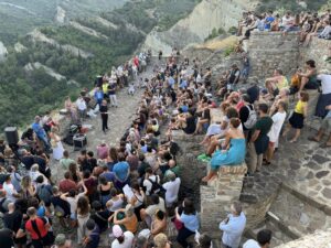 La luna e i Calanchi, la festa corale di Aliano, paese dell’altrove che diventa simbolo di speranza. Arminio: immaginare una nuova funzione per i paesi