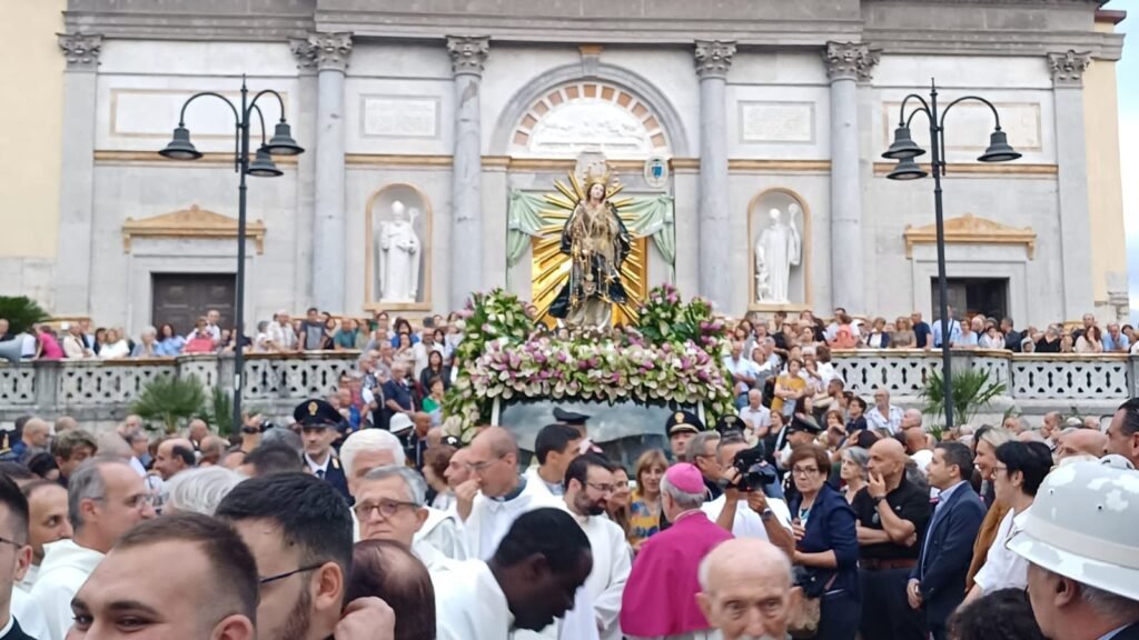 foto-e-video-la-comunit-si-riscopre-unita-nell-abbraccio-all-assunta