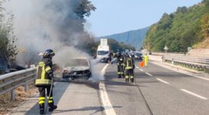 incendio auto ferragosto a16 vigili del fuoco 2
