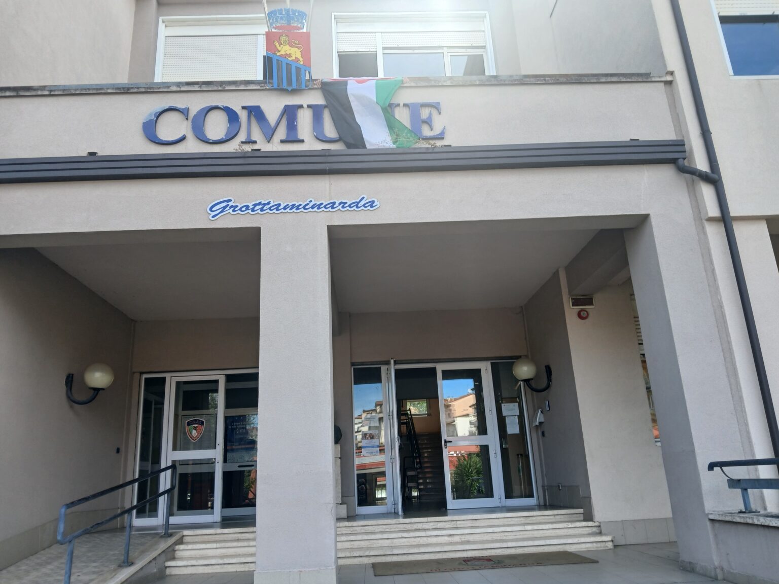 La valle dell’Ufita in segno di solidarietà con Gaza Anche sul Comune di Grottaminarda la bandiera della Palestina