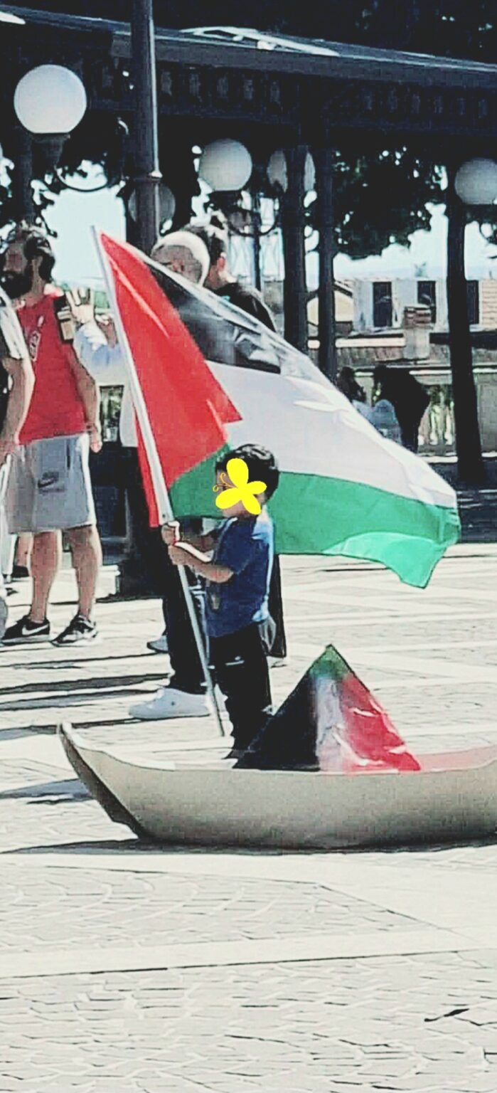 Nabil, quella bandiera palestinese sventolata con orgoglio. Ad accogliere lui e il suo papà la comunità di Sant’Angelo all’Esca