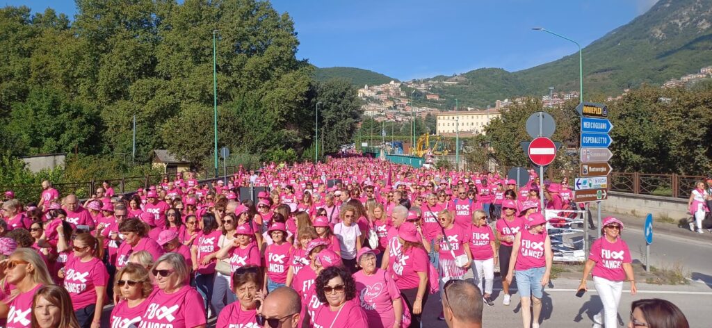 In migliaia per la Camminata rosa. Iannace: “Celebriamo la vita”. Conte e Perrotta: sinergia per il Centro per l’autismo