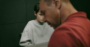 Cyberbullismo e “Adolescence”: la ferita digitale in un’epoca fragile