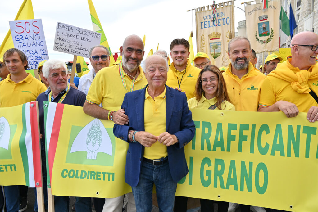 Coldiretti, gli agricoltori campani protestano a Bari: crolla il prezzo del grano duro, rischio campi vuoti