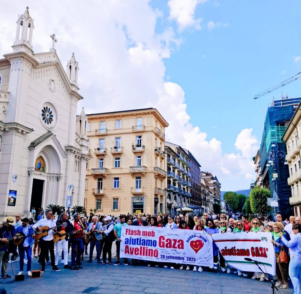 “We are the world”, al Corso Vittorio Emanuele il flash mob per i bambini di Gaza