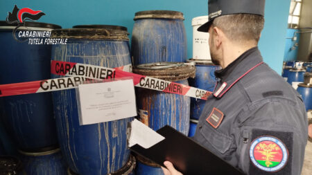 inquinamento fiume Sarno carabinieri sequestro fusti