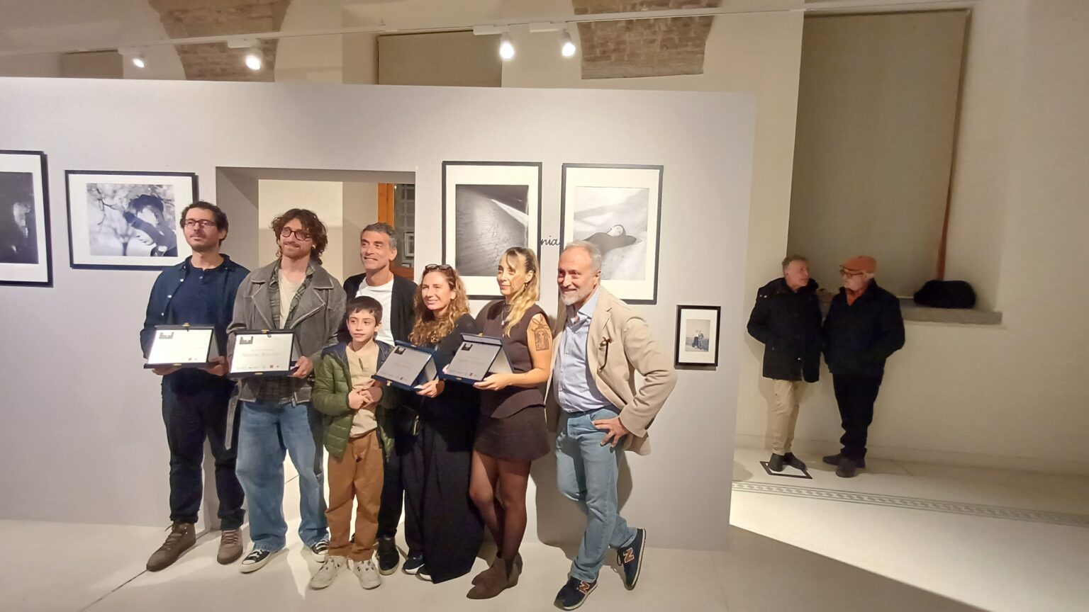 Foto e video/Premio De Socio, la periferia come spazio di possibilità, dai volti degli adolescenti di Sesto San Giovanni ai migranti