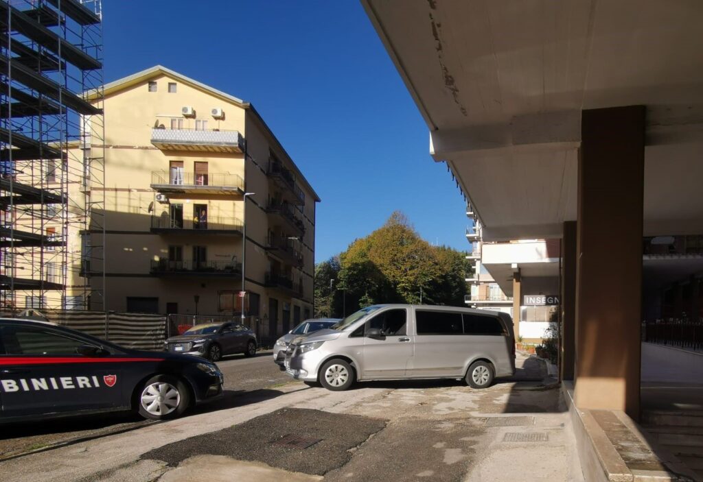 Avellino, dramma in via Tagliamento: maestra 51enne giù dal quarto piano. Inutili i soccorsi Carabinieri in via Tagliamento