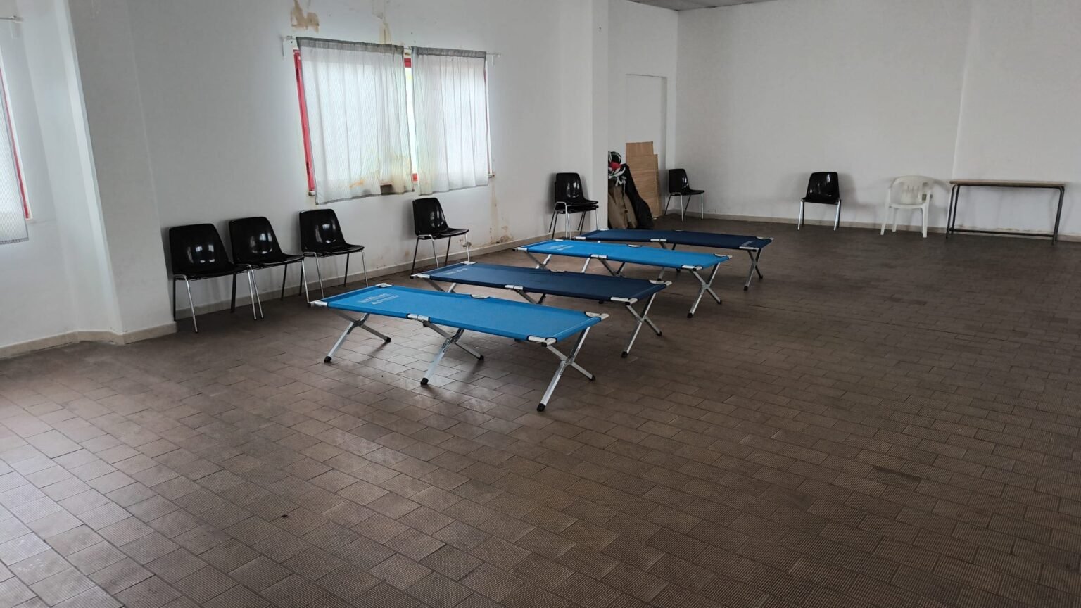 Terremoto a Montefredane: oltre le tende allestite altre brandine presso il centro di comunità. Sopralluogo del capo della Protezione civile