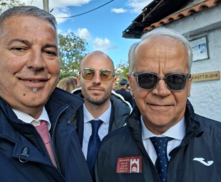 Piantedosi (a destra) in visita a Mirabella Eclano. A sinistra Rauseo
