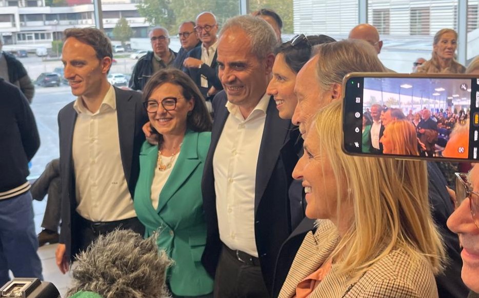 VIDEO/Piero De Luca ad Avellino: da noi aiuti a giovani e famiglie, mentre la destra gira la faccia dall’altra parte Piero De Luca con Elly Schlein, Laura Cervinaro, Maurizio Petracca, Antonio Gengaro e Anna Nazzaro