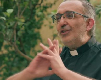 Orgoglio e pregiudizio, nella docuserie di Sky Don Vitaliano racconta il “World Gay Pride” del 2000