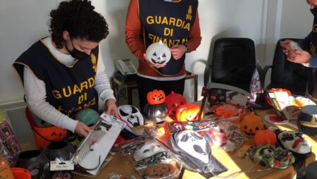 finanza sequestro giocattoli halloween