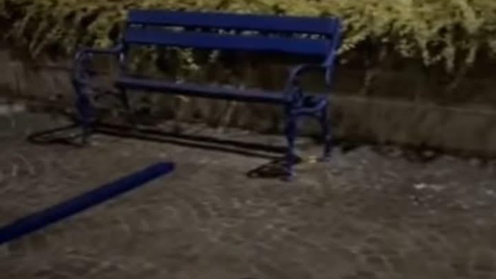 Montoro, vandalizzata la panchina blu dedicata all’autismo: indagano i carabinieri