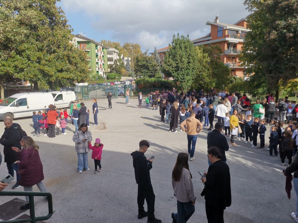 Avellino, 24 ott 2025, evacuazione scuola perna alighieri