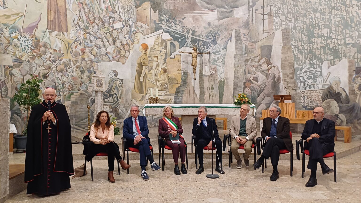 FOTO E VIDEO/ 60 anni del Murale della Pace, il vescovo Aiello: un’opera che guarda al futuro e ci indica la strada del disarmo. Il commissario Perrotta: massima attenzione alla Ferrovia