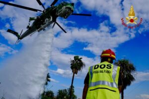 vigili del fuoco elicottero acqua