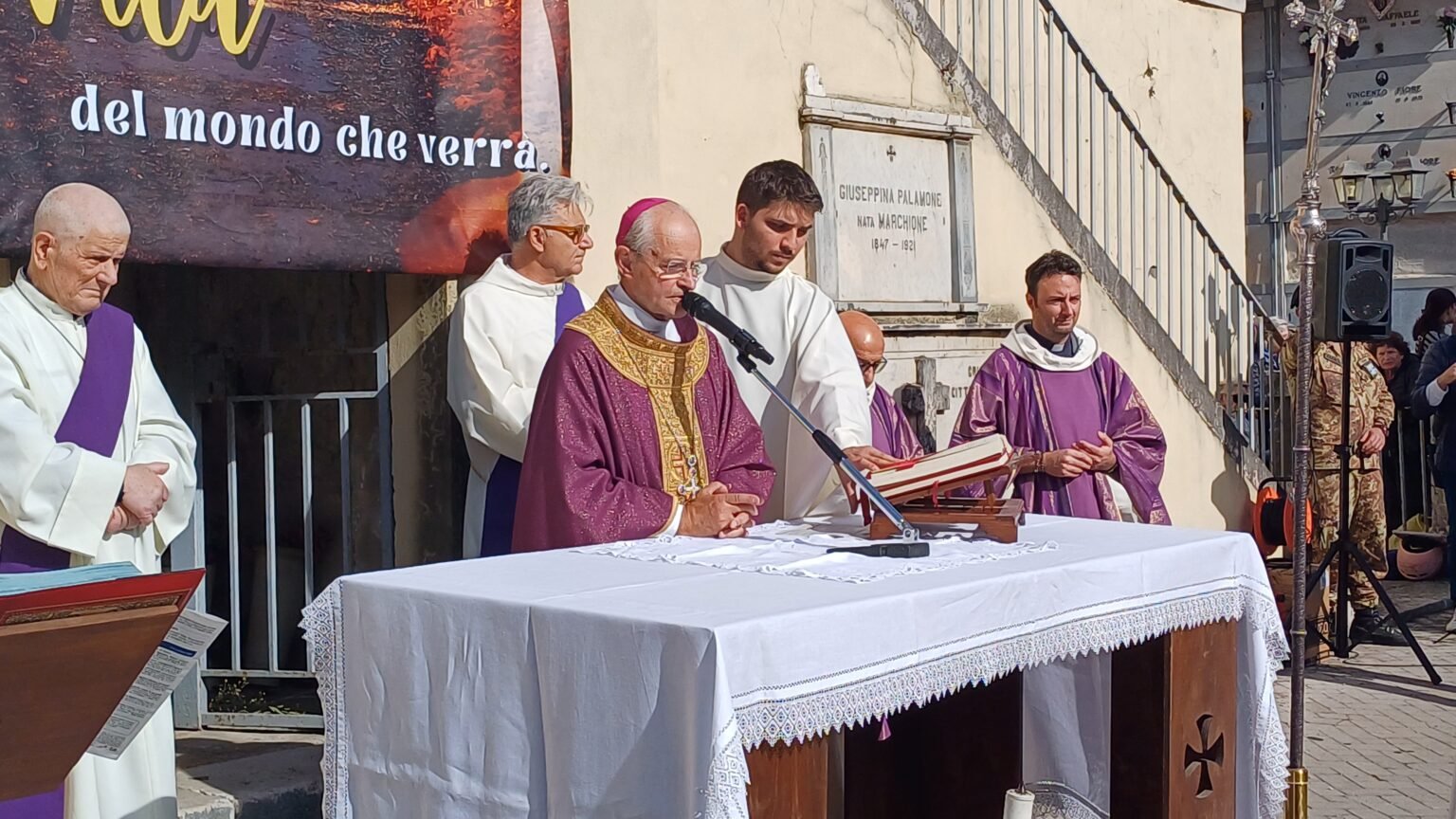 Omaggio ai defunti, il vescovo Aiello: la memoria di chi non c’è più ci ricorda il valore della vita. I giovani non restino ingabbiati nella ricerca dell’attimo fuggente