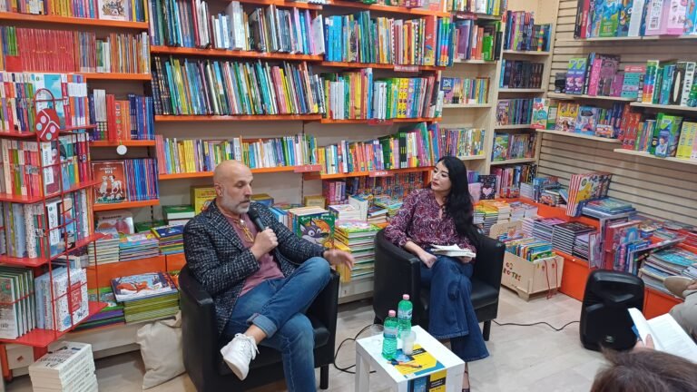 Video- “Ti telefono stasera”, Lorenzo Marone: racconto una generazione sempre più immobile che fa fatica a vivere non solo la paternità. Ci manca il coraggio di essere onesti con noi stessi