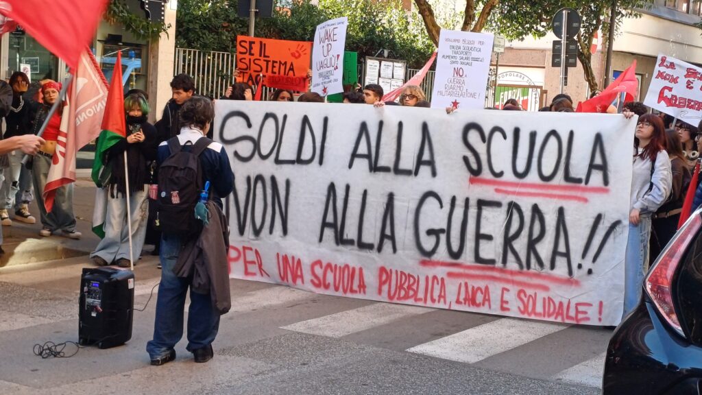 Gli studenti in piazza: si investa sull’istruzione, non sulle armi. Chiediamo una scuola inclusiva, che rispetti i nostri bisogni e sia al passo con i tempi