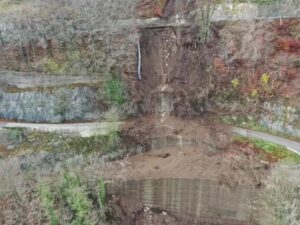 Avellino, frana la strada: isolato il santuario di Montevergine. A rischio alcune case, i sindaci della zona: situazione critica