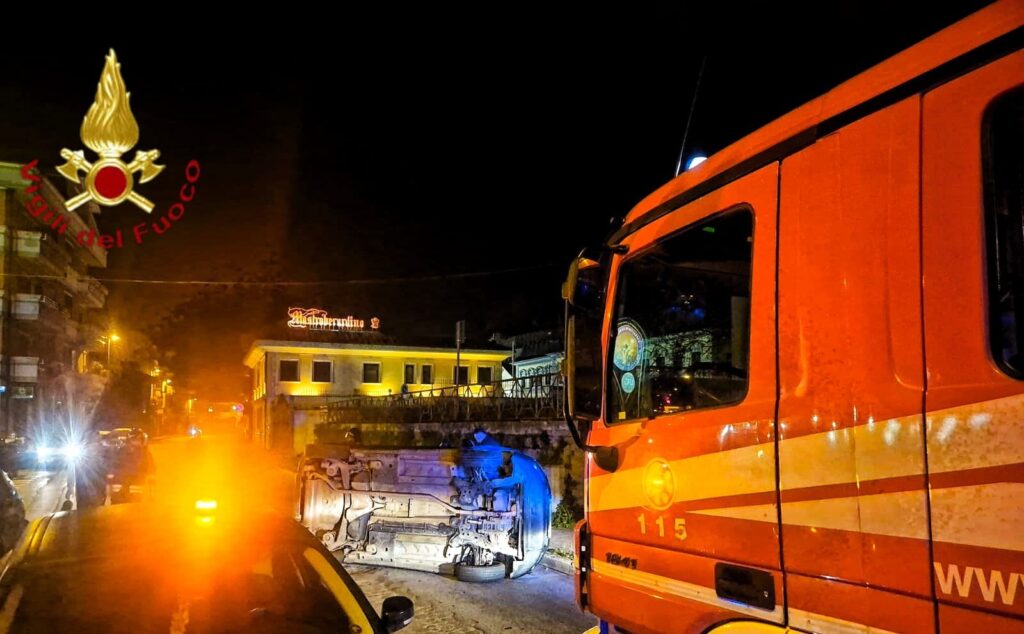 Atripalda auto ribaltata vigili del fuoco