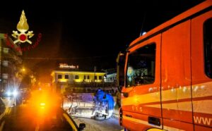 Atripalda auto ribaltata vigili del fuoco