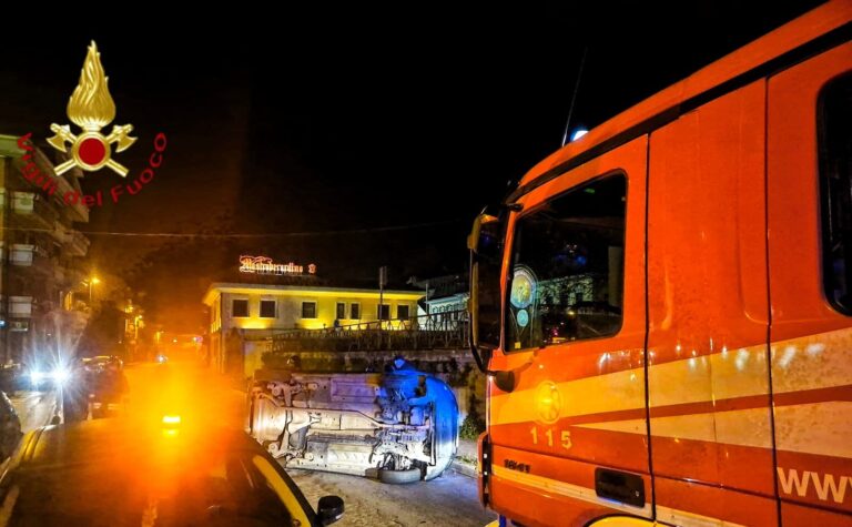 Atripalda auto ribaltata vigili del fuoco