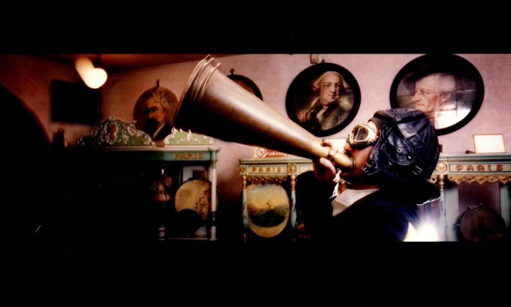 Vinicio Capossela celebra al Teatro Verdi di Salerno 25 anni di “Canzoni a Manovella”