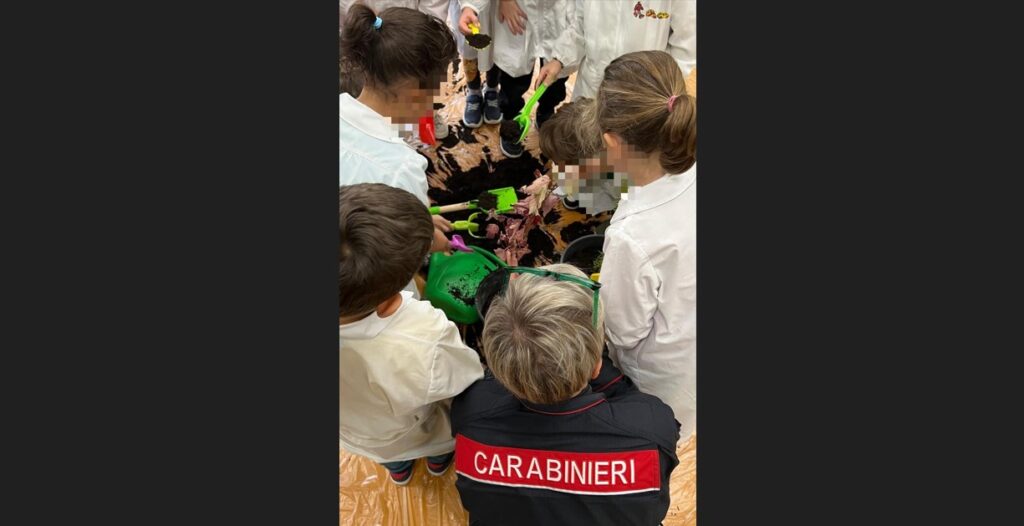 Festa nazionale dell’albero 2025: carabinieri e bambini insieme ad Aiello del Sabato Carabinieri e bambini alla festa nazionale dell'albero Aiello del Sabato