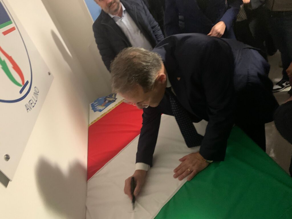 Edmondo Cirielli firma il Tricolre