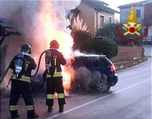 Grottolella auto in fiamme vigili del fuoco