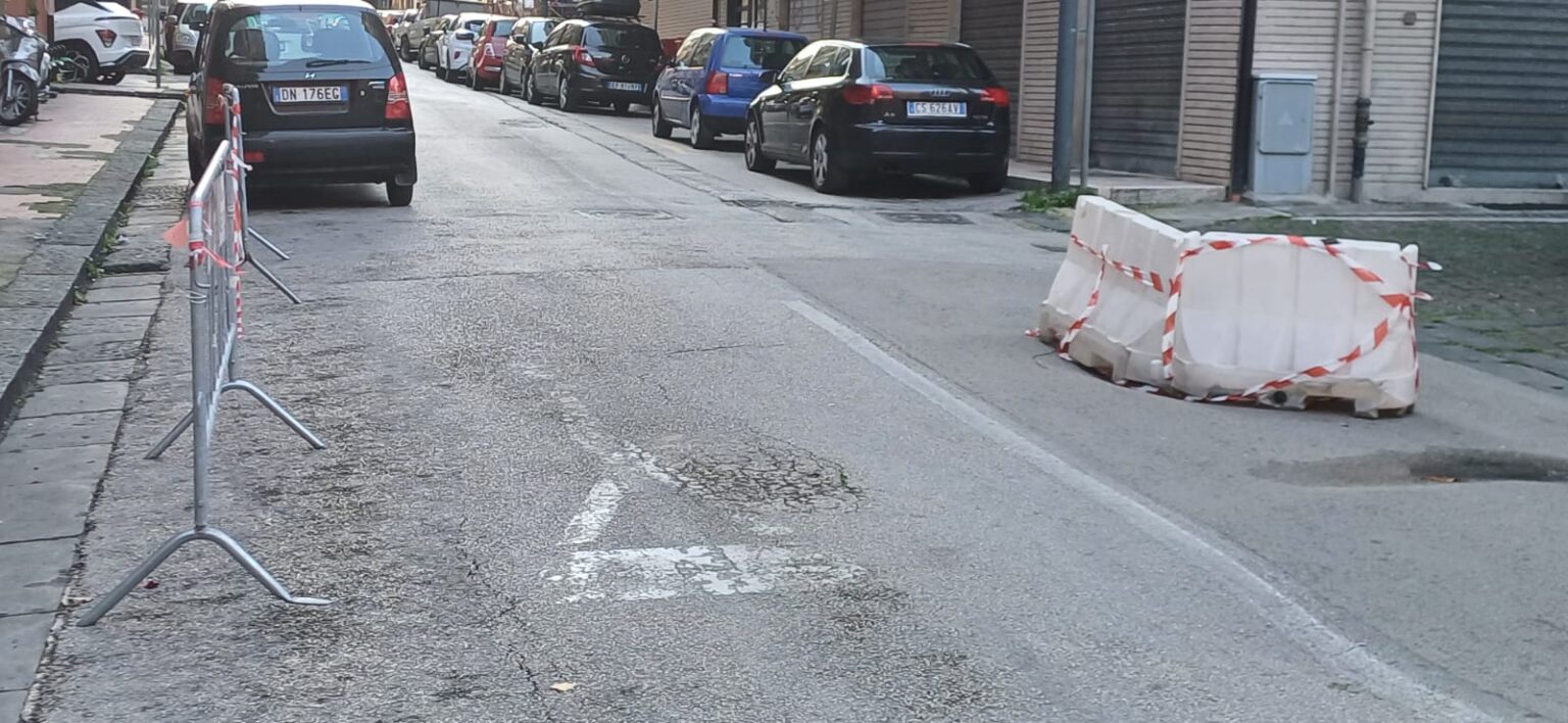 Avellino, strade colabrodo e lavori a rilento: da 15 giorni buca pericolosa in via Beata Francesca Buca in via Beata Francesca