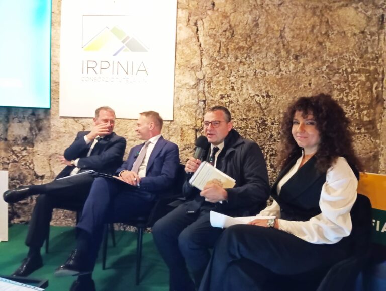 Edmondo Cirielli, vice ministro degli Esteri e candidato del centrodestra a presidente della Regione Campania, Francesco Lollobrigida, ministro dell’Agricoltura, Salvatore Schiavone, direttore dell’ICQRF Campania e Molise, Teresa Bruno, presidente del Consorzio Tutela Vini d’Irpinia